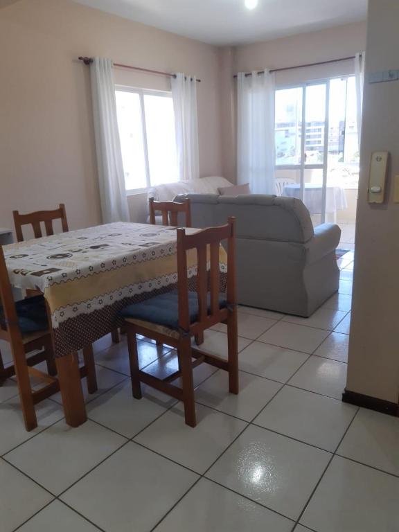  Excelente Apto -Frente com sacada com churrasqueira - Bombas