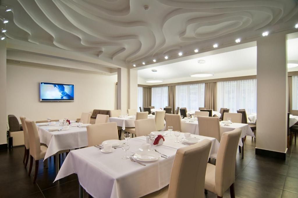 Televízia a/alebo spoločenská miestnosť v ubytovaní Hotel Dobry Klimat
