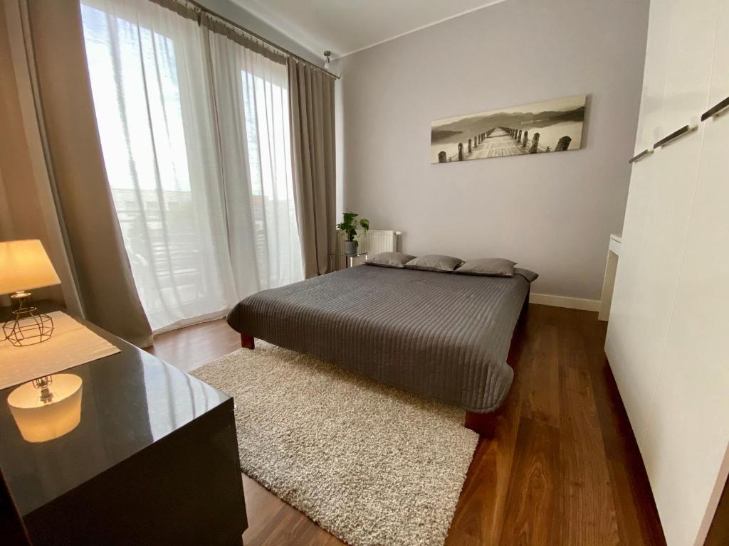 Tempat tidur dalam kamar di Apartament CHANELLKA Garnizon Gdańsk