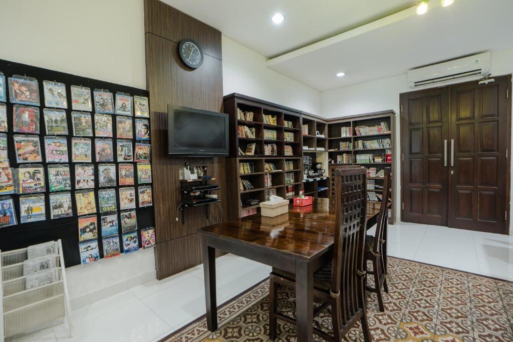 TV a/nebo společenská místnost v ubytování Jambuluwuk Residence Menteng