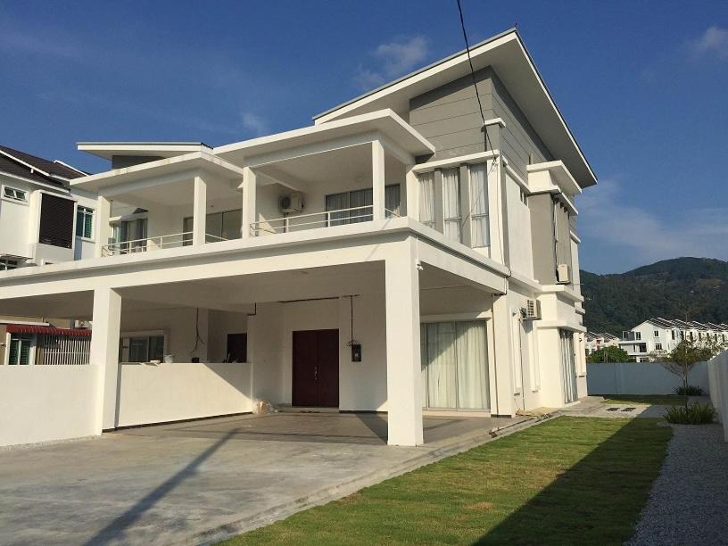 Casa blanca grande con entrada grande en Venn Homestay, Balik Pulau, en Balik Pulau