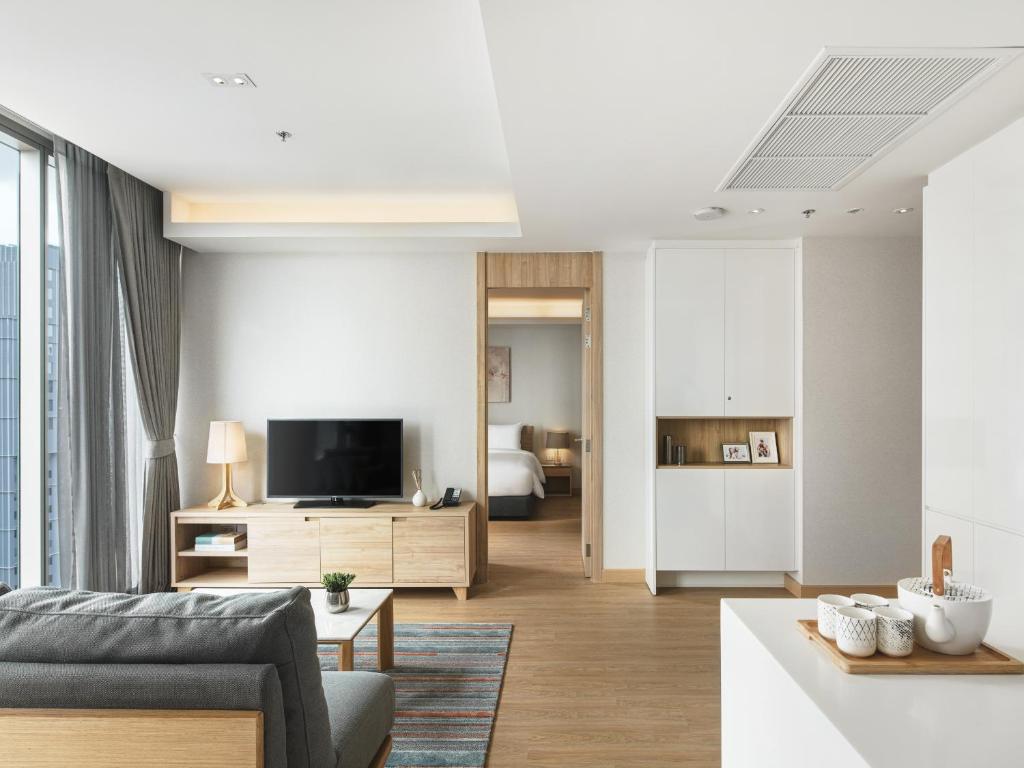 TV a/nebo společenská místnost v ubytování Oakwood Suites Bangkok