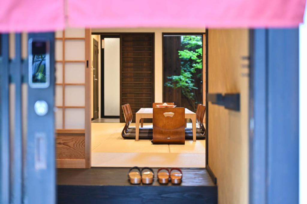 - une vue sur une maison avec une table et des chaises dans l'établissement 行灯離れ京都五条 Andon Hanare Kyoto Gojo, à Kyoto