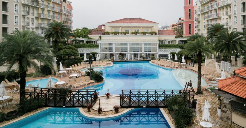 una vista sulla piscina di un resort di Apartamento com varanda no IL Campanário Resort a Florianópolis