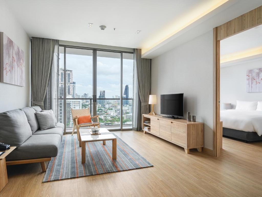 TV a/nebo společenská místnost v ubytování Oakwood Suites Bangkok