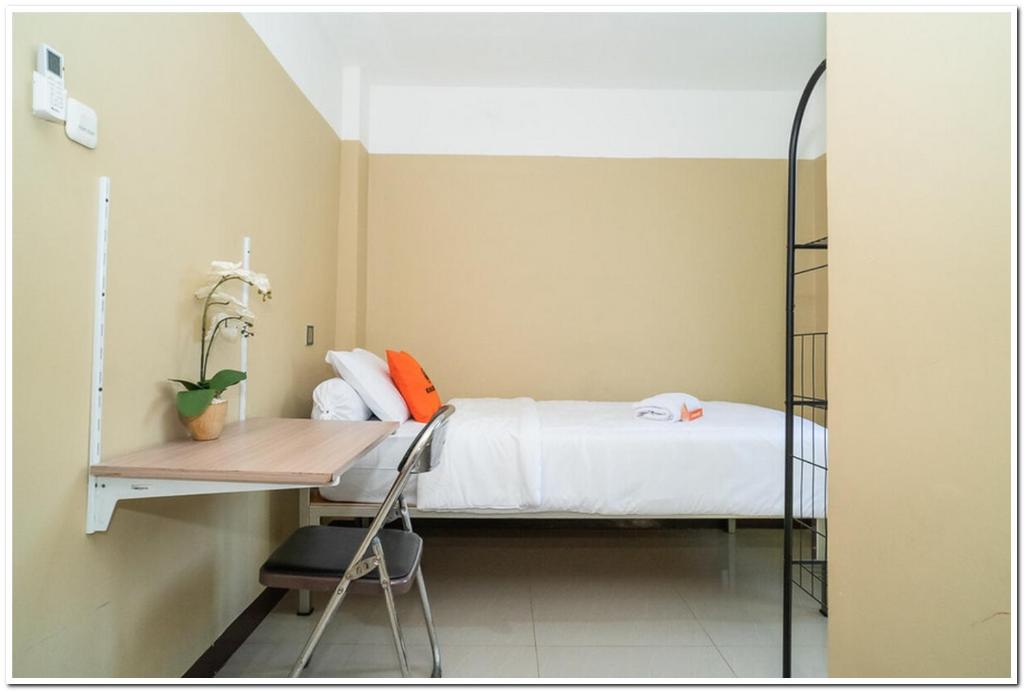 Двуетажно легло или двуетажни легла в стая в KoolKost near Lokasari Square (Minimum Say 6 Nights)