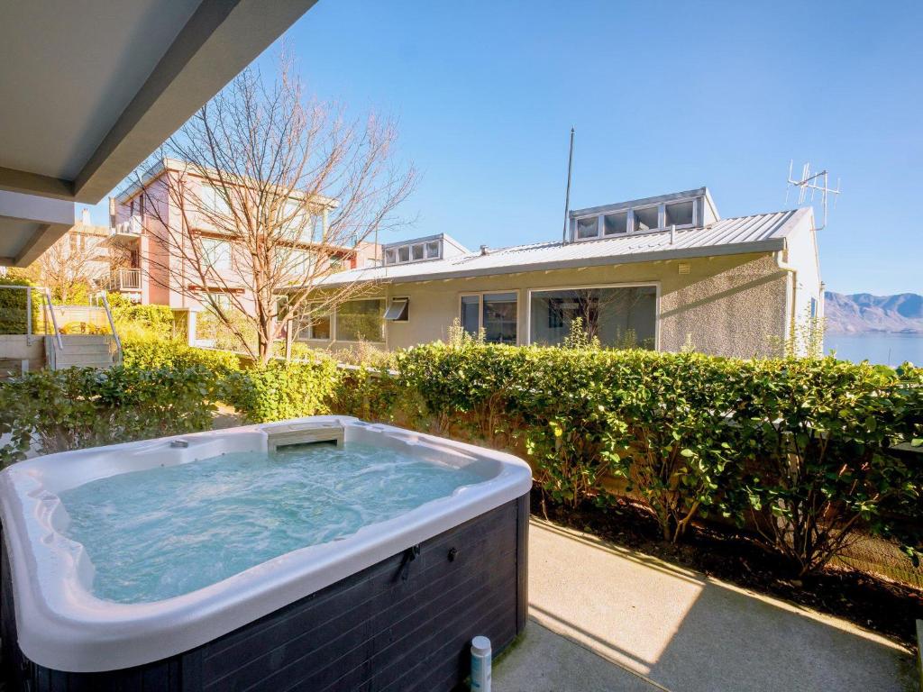 una vasca idromassaggio nel cortile di una casa di Top of the Lake Apartment a Queenstown