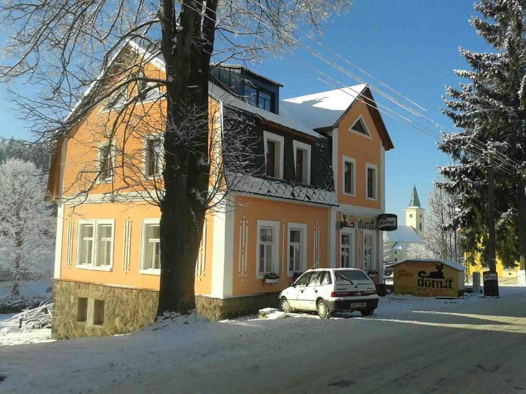 dom z samochodem zaparkowanym przed nim w obiekcie Jako doma w mieście Albrechtice v Jizerských horách