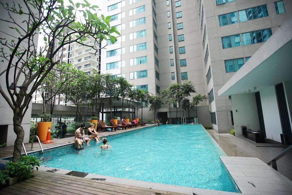 Bazén v ubytování Mercu Summer Suites Bernice KLCC nebo v jeho okolí