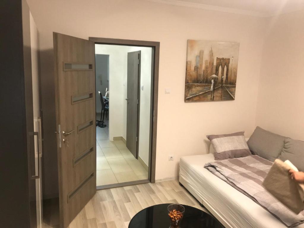 Łóżko lub łóżka w pokoju w obiekcie Classic City Apartman