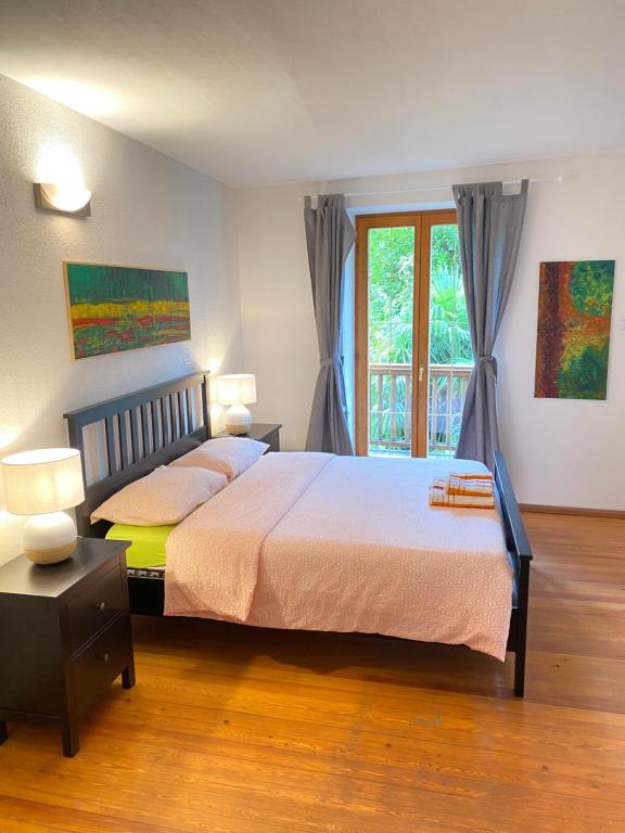 ein Schlafzimmer mit einem großen Bett und einem Fenster in der Unterkunft Centro Storico di Merano in Meran