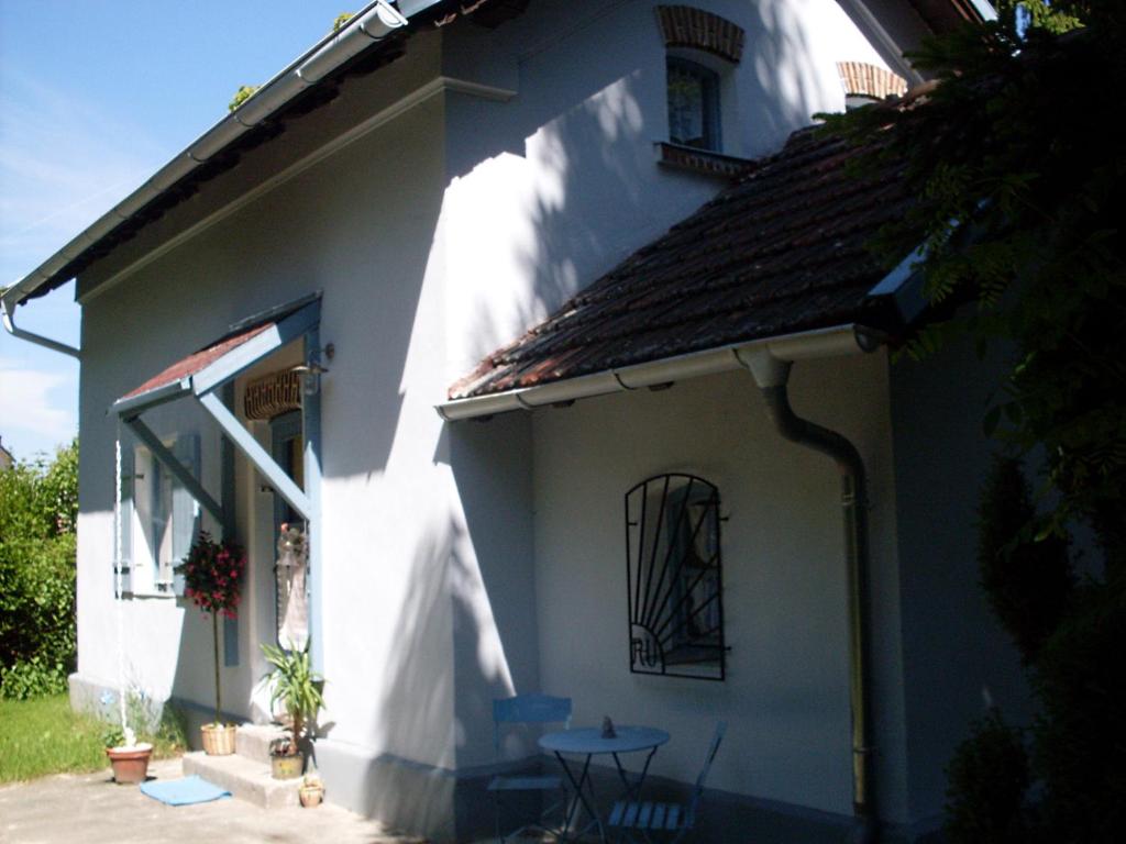 a white house with a table in front of it at Ferienhaus am Geißnhof in Weiden