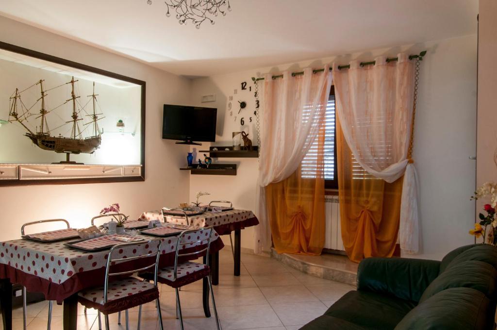 salon z dwoma stołami i oknem w obiekcie B&B Bovianum w mieście Boiano