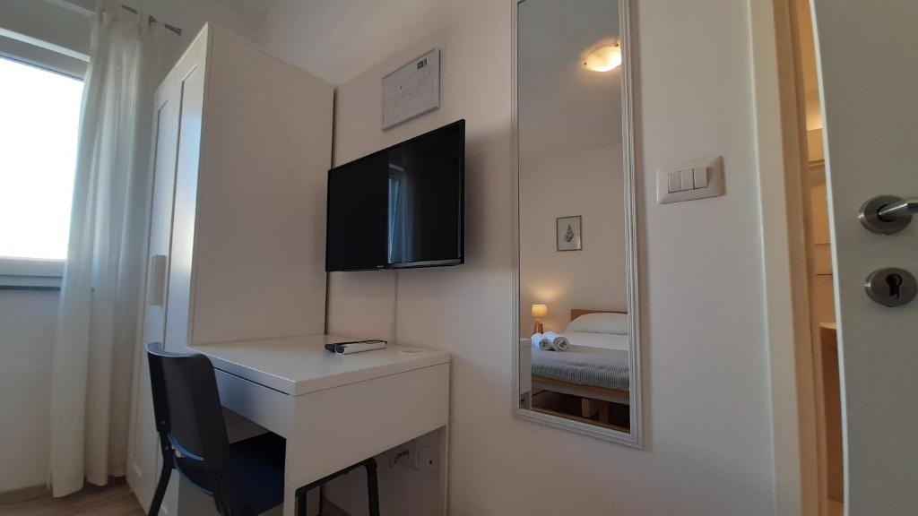 Televízia a/alebo spoločenská miestnosť v ubytovaní Posteja Rooms