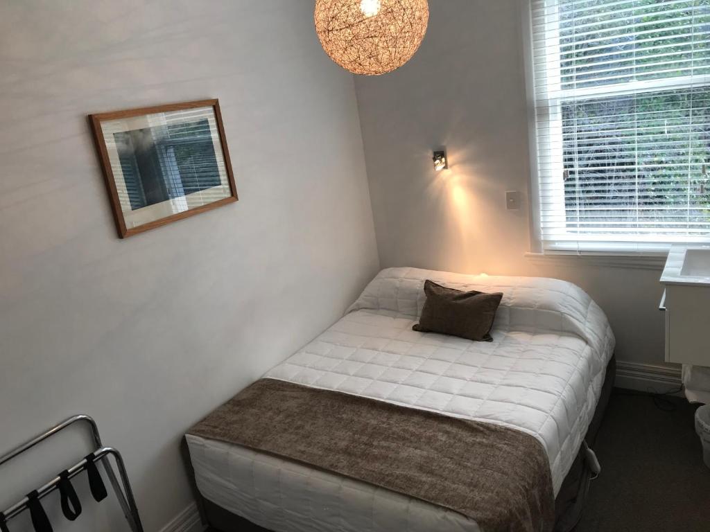 Postel nebo postele na pokoji v ubytování Ōtoromiro Hotel