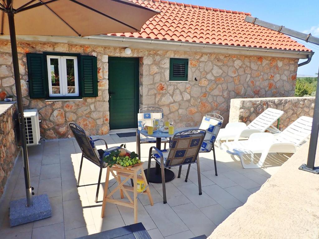 Patio alebo iná vonkajšia časť ubytovania Mareta - Apartment in a stone house