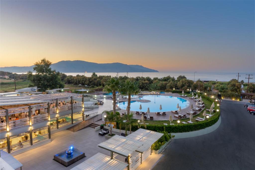 einen Blick über das Resort mit Pool in der Unterkunft Georgioupolis Resort & Aqua Park in Georgioupoli