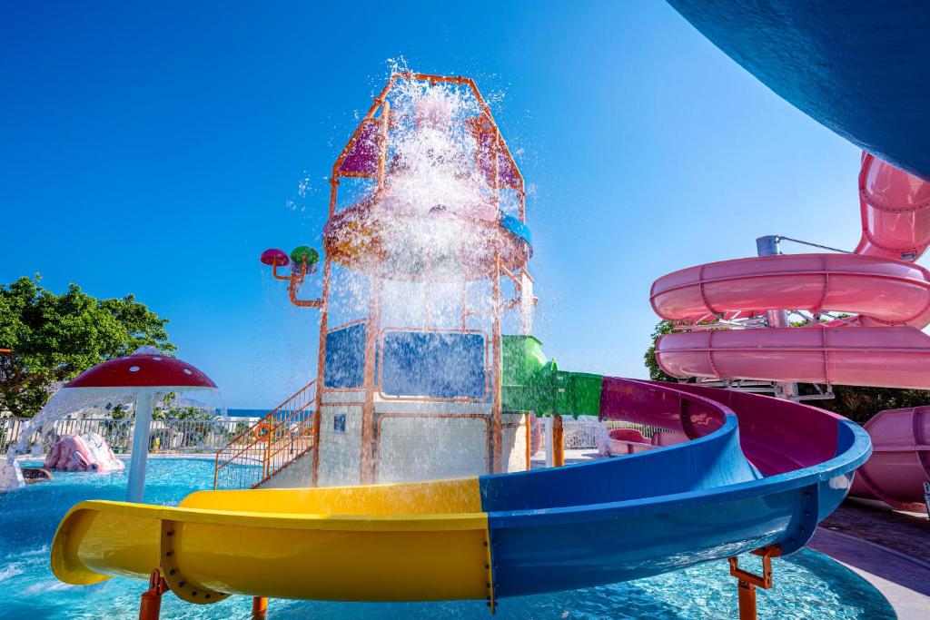 Bazén v ubytování Georgioupolis Resort & Aqua Park nebo v jeho okolí