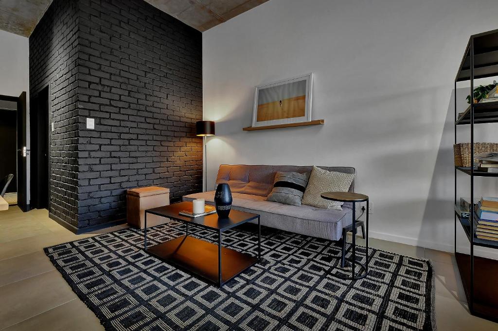 Uma área de estar em Blackbrick Sandton One