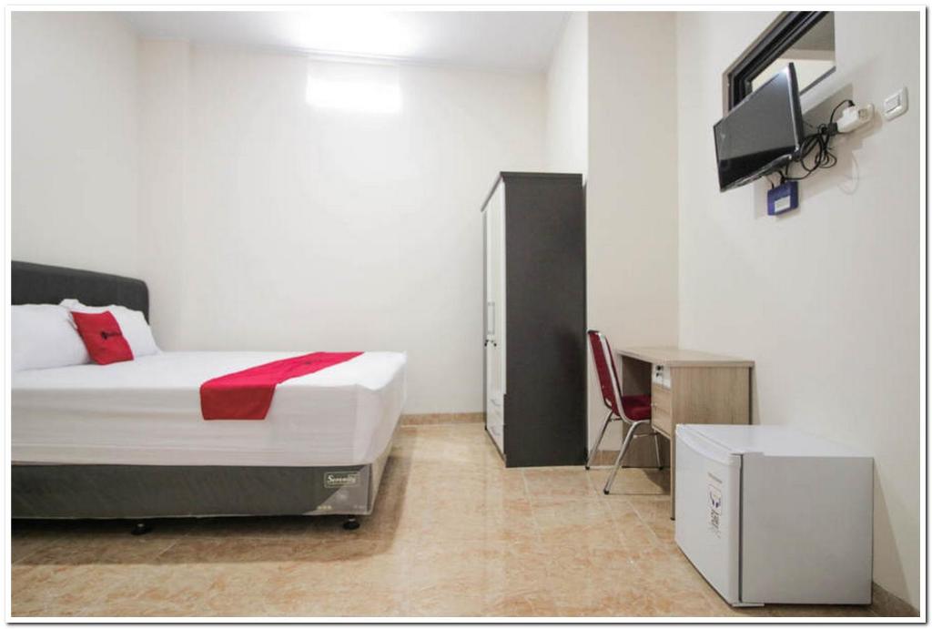Postel nebo postele na pokoji v ubytování RedDoorz Syariah @ Jatinegara