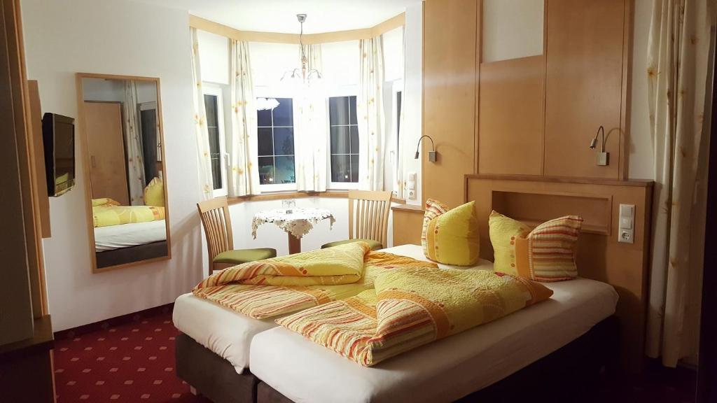 Postel nebo postele na pokoji v ubytování Hotel-Garni Pramstraller