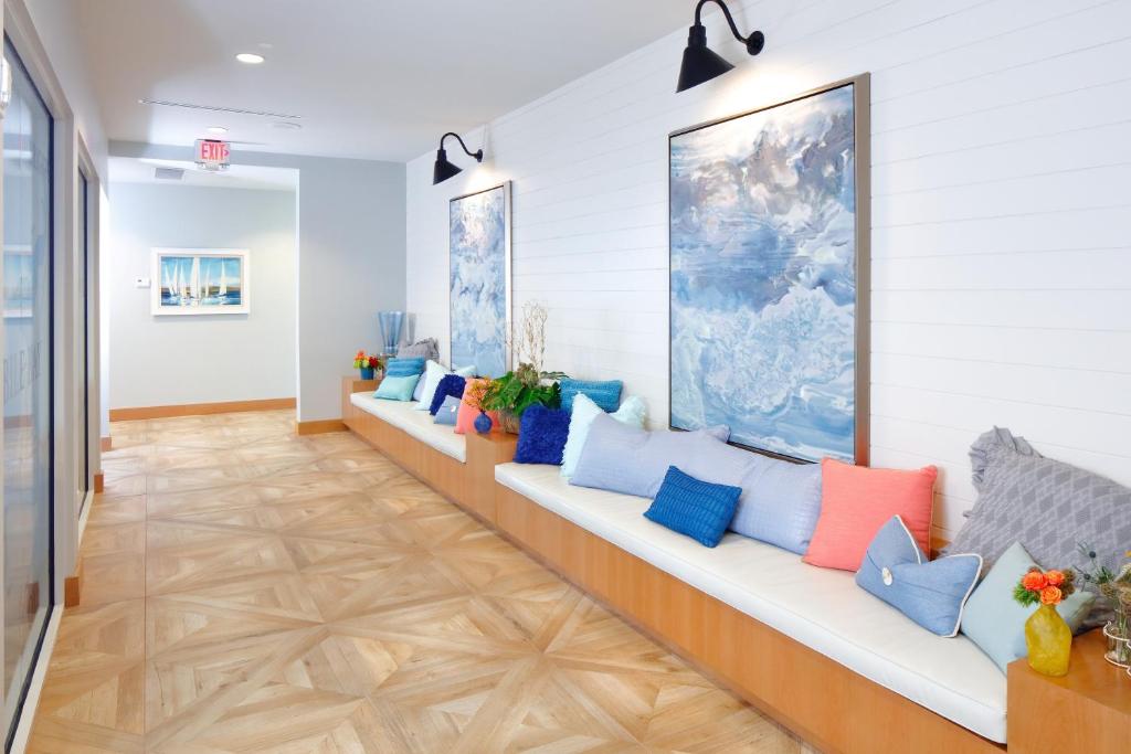 Ein Sitzbereich in der Unterkunft Hotel Indigo Orange Beach - Gulf Shores by IHG