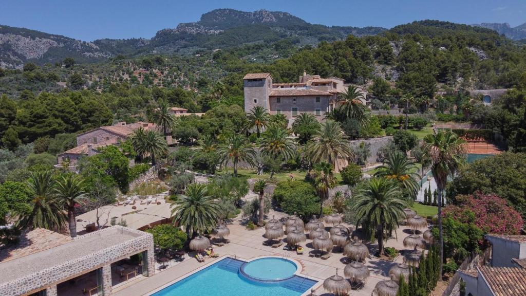 Vista de la piscina de Hotel Es Port o d'una piscina que hi ha a prop