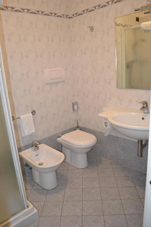 Tricolore Hotel - Economy Triple Room