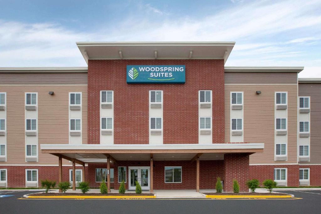 a building with a sign that reads woodworking suites at WoodSpring Suites Quantico in Stafford