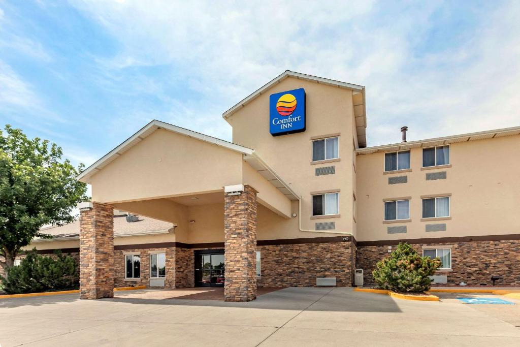 Comfort Inn & Suites Greeley في غريلي: فندق عليه لافته على الواجهه