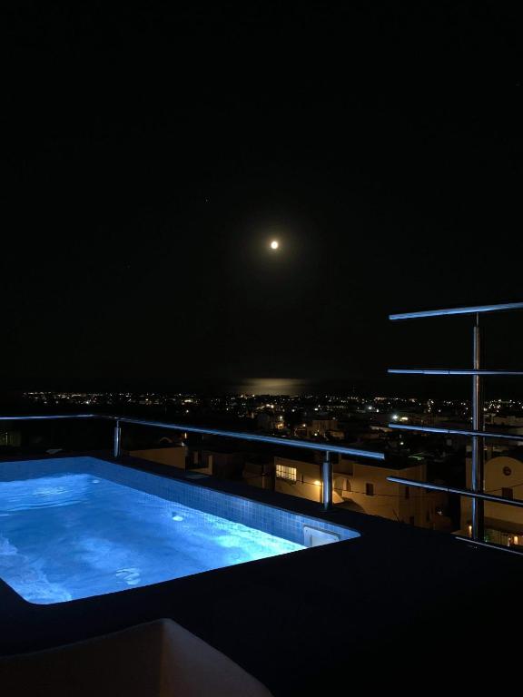 Bazén v ubytování Lux house with outdoor jacuzzi and sea view in Santorini nebo v jeho okolí