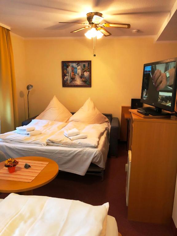 Postel nebo postele na pokoji v ubytování Hotel Rose Heidelberg inklusive Frühstück & Saunanutzung