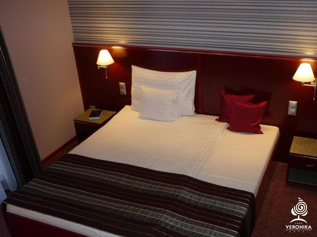Postel nebo postele na pokoji v ubytování Veronika Hotel