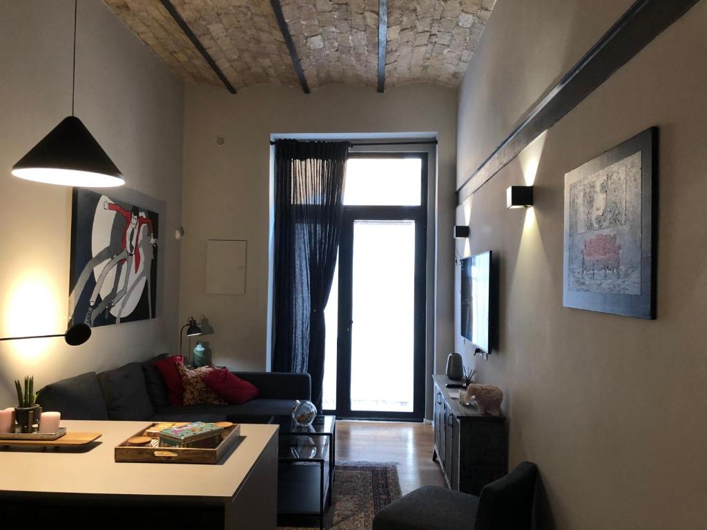 Home in Trast