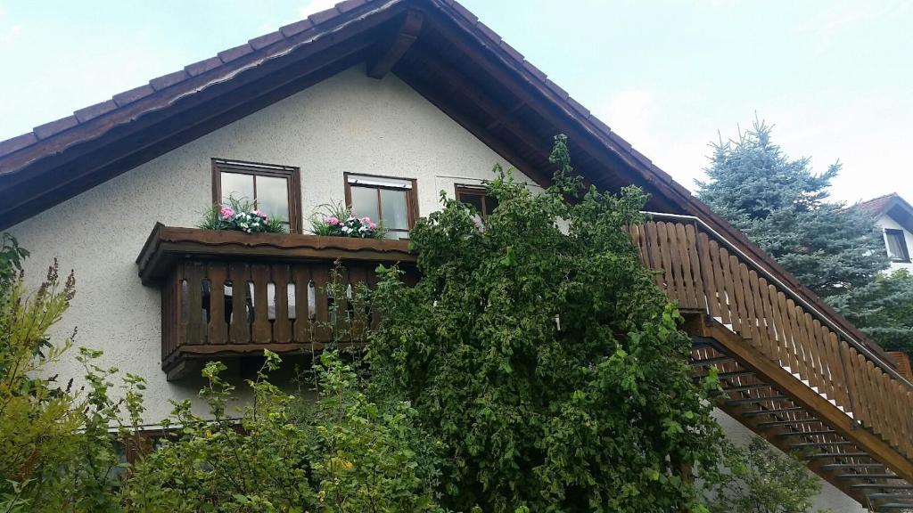 una casa con un balcón con flores. en Günther Fernschild en Trochtelfingen