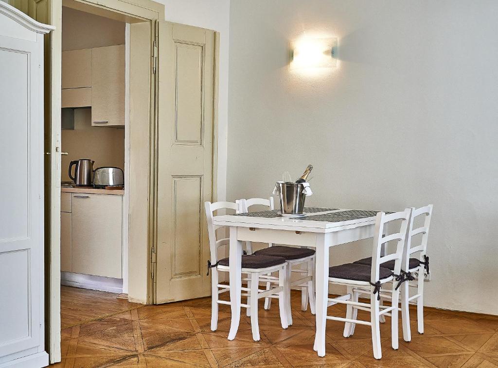 Three Golden Crowns Apartments - Resim 27