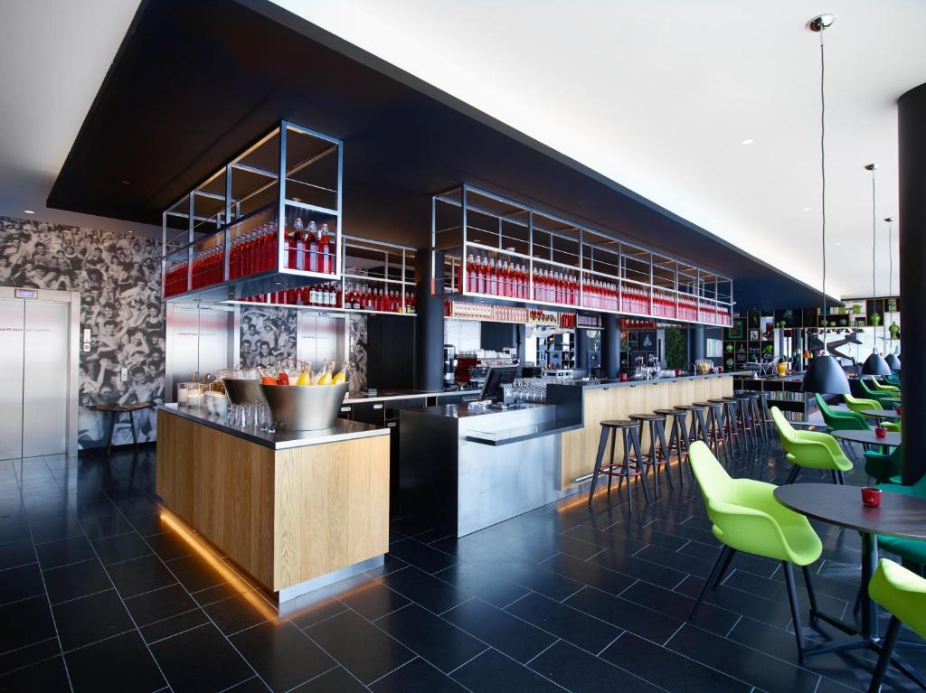 Restaurace v ubytování citizenM Paris Charles de Gaulle Airport