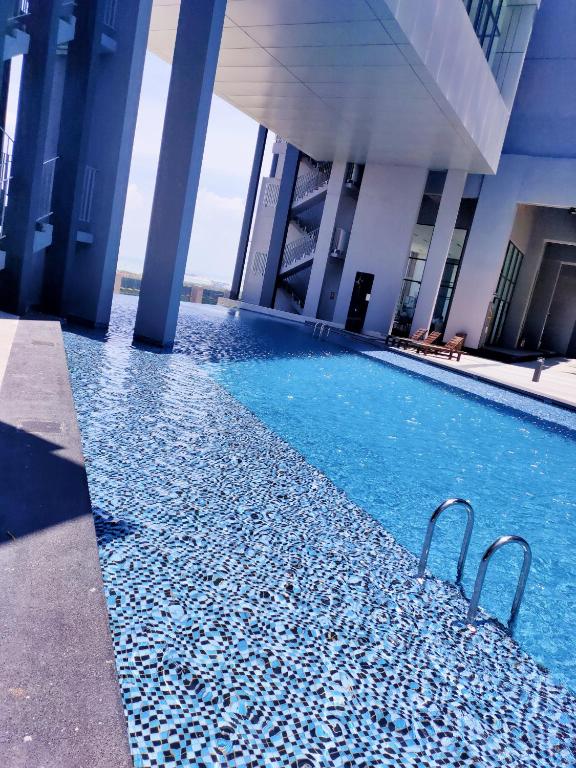马六甲Imperio Homestay Private Bathtub Melaka Town - Near JONKER STREET的大楼前的游泳池