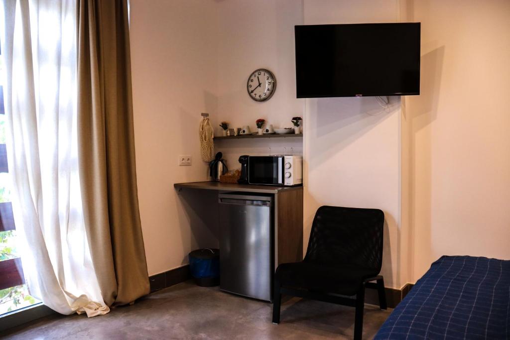 A kitchen or kitchenette at Urban House Siurot 33
