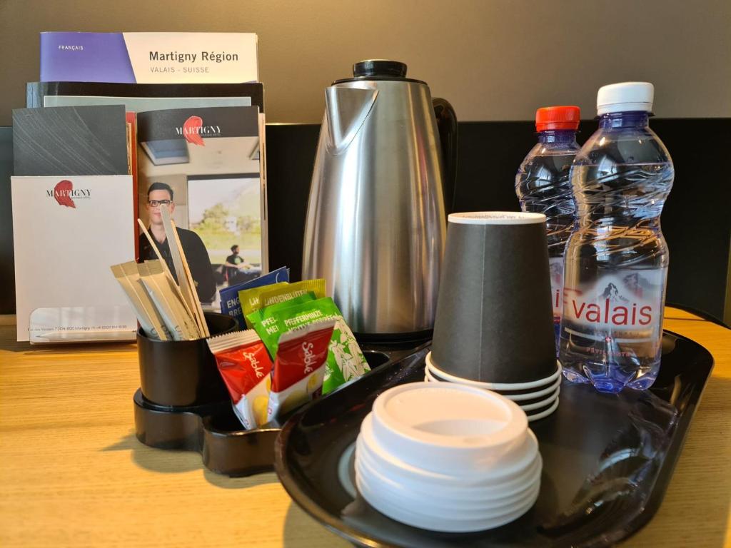 Příslušenství pro přípravu čaje a kávy v ubytování Martigny Boutique-Hôtel