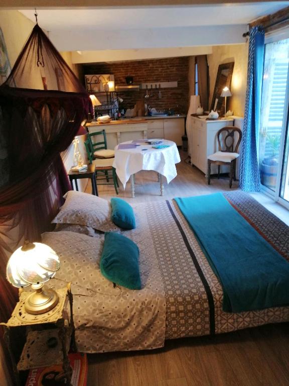 une chambre avec deux lits et une table dans une pièce dans l'établissement les 2 studios indépendants du clos de l'Ange, à Rieux