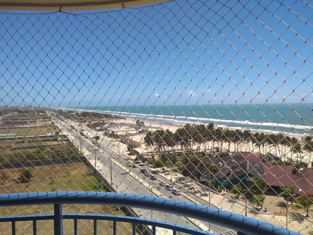 een balkon met een hek en uitzicht op het strand bij BEACH VILLAGE PRAIA DO FUTURO 904NORTE in Fortaleza
