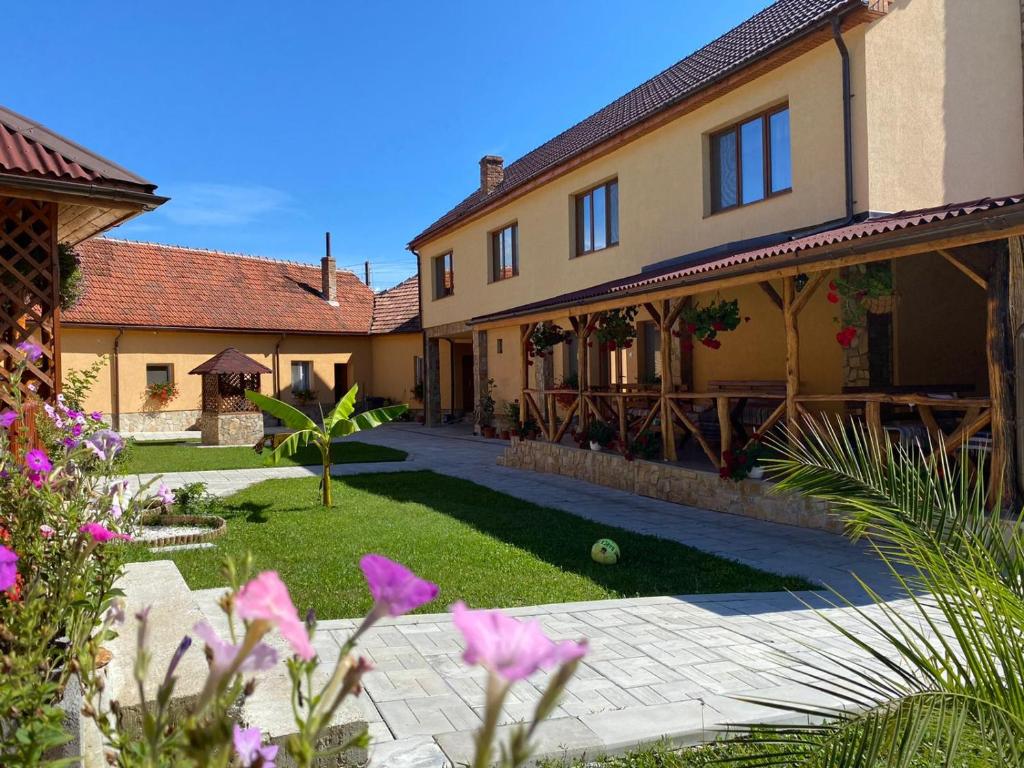 Gallery image of La Tusa Dusa in Ocolişu Mic