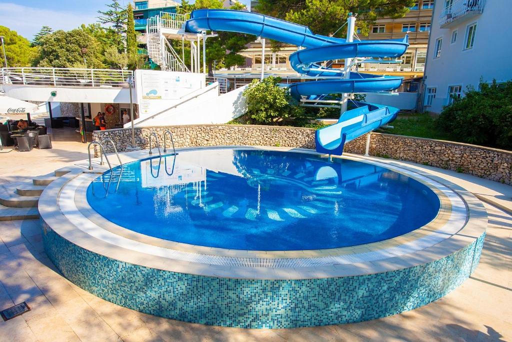 Bazén v ubytování Hotel Dražica - Hotel Resort Dražica nebo v jeho okolí