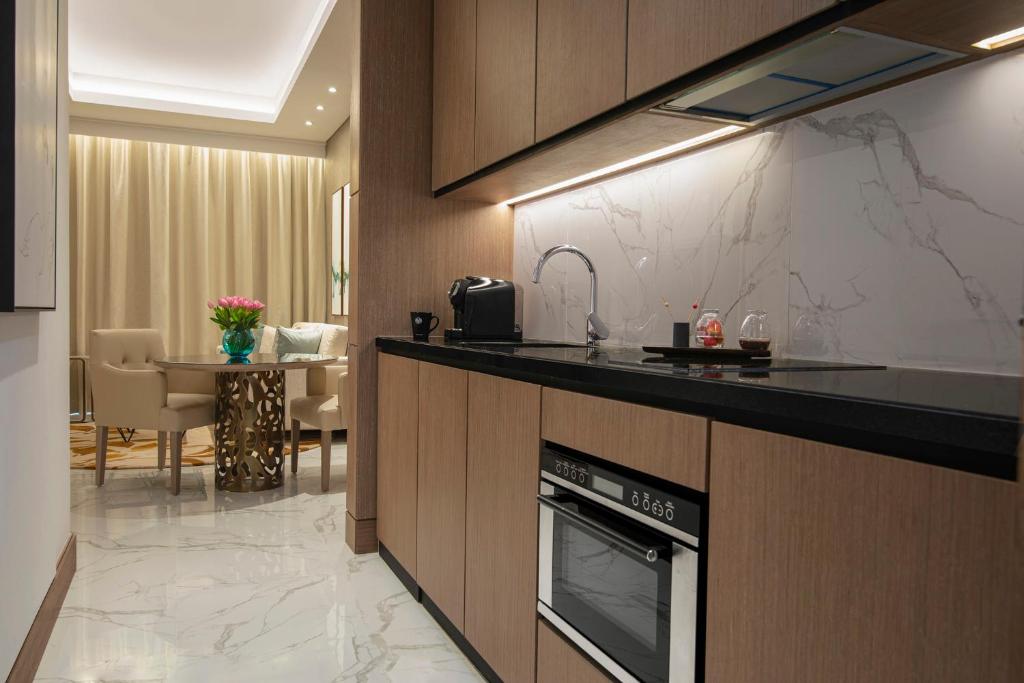 Kuchyň nebo kuchyňský kout v ubytování Al Jaddaf Rotana Suite Hotel