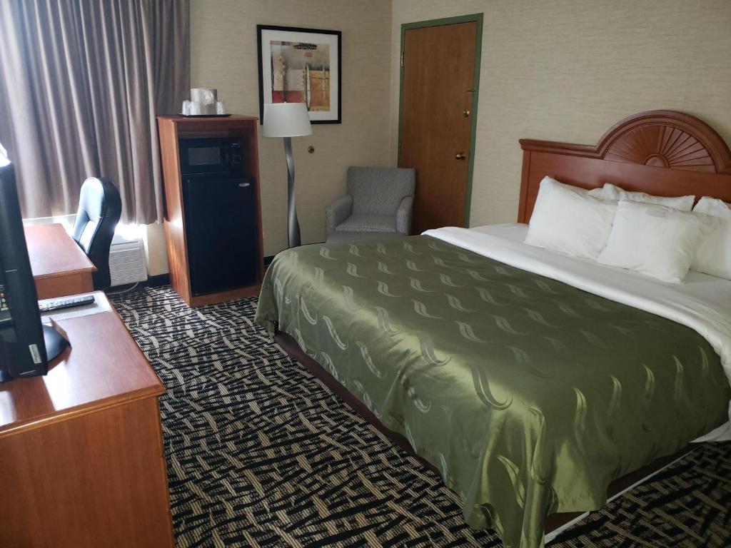 Quality Inn & Suites Mansfield - Habitación King - Accesible/No Fumadores