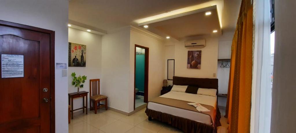 Postel nebo postele na pokoji v ubytování Hostal Perla Real Inn