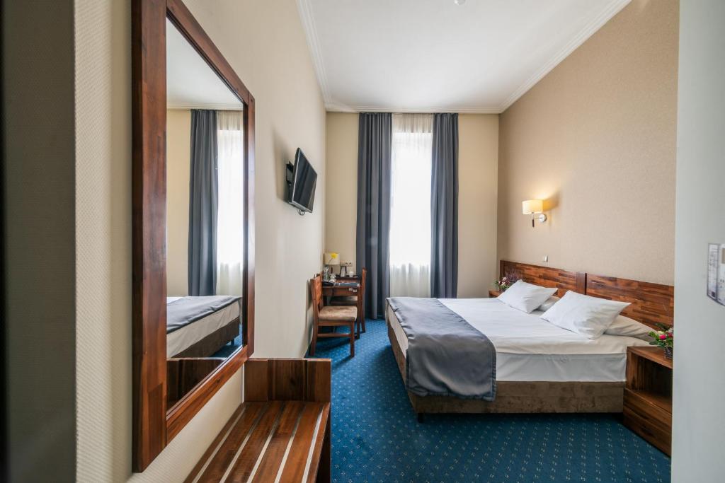 Posteľ alebo postele v izbe v ubytovaní Hotel Piast Wrocław Centrum