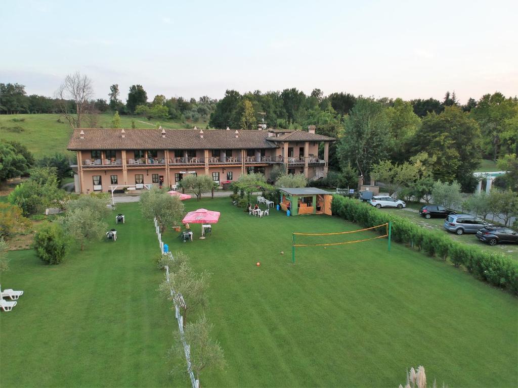 una vista aérea de una casa grande con un patio grande en Agriturismo B&B Cascina Reciago, en Desenzano del Garda