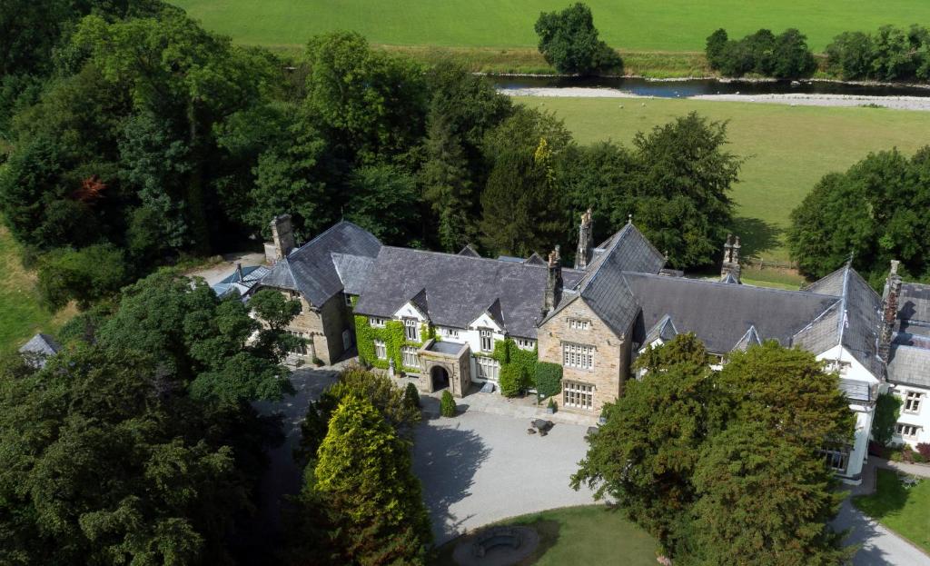 uma vista aérea de uma grande casa com um quintal em Mitton Hall Hotel em Clitheroe